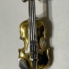 Brooch violin