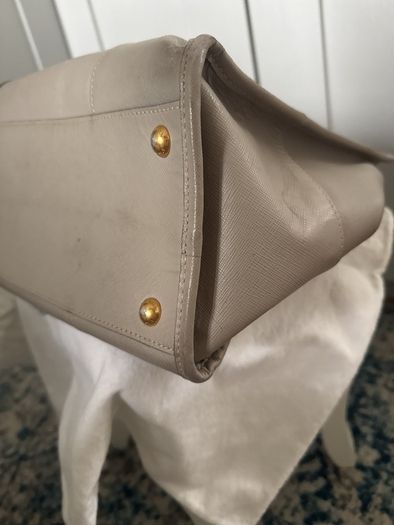 Amazing lather Prada bag, still in a very good condition.see photos