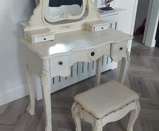 make up table