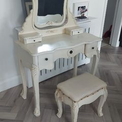 make up table