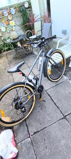 Lady Bike DEW 2022 Satin Asphalt Grey SM in very good condition been serviced short time ago uesed very little is good as new.
