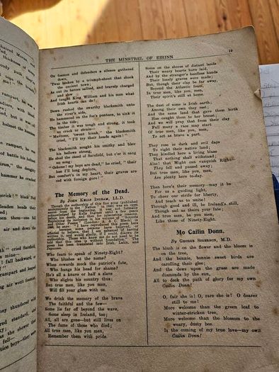 The Minstrel Of Eirinn. Rare Selection Of National Poetry Arranged With Notes By Terence O'hanlon. Forward By Father Pat Walsh. 1930 Large Volume Paperback In Poor Condition.  See Photos For Same.