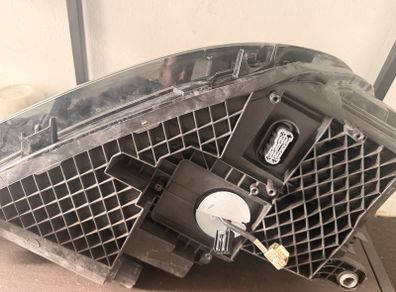 Volkswagen Tiguan front left head light