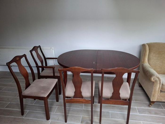 Extendable dining table and chairs