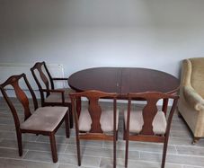 Extendable dining table and chairs