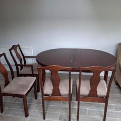 Extendable dining table and chairs