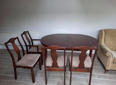 Extendable dining table and chairs