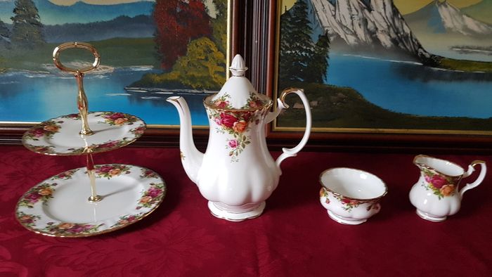 17 Piece Royal Albert Old Country Roses Bone China Gold Gilt Coffee Set With Two Tier Cake Stand For 6 Person Setting Made In England