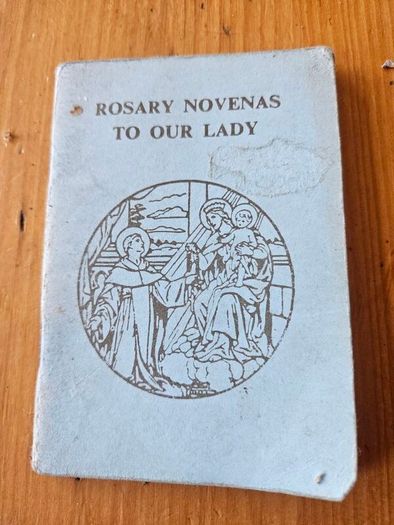 THE IDEAL MISSAL 1936 PLUS 4 BOOKLETS 1940-60s. Missal in poor condition BOOKLETS in good condition.  See photos for same.