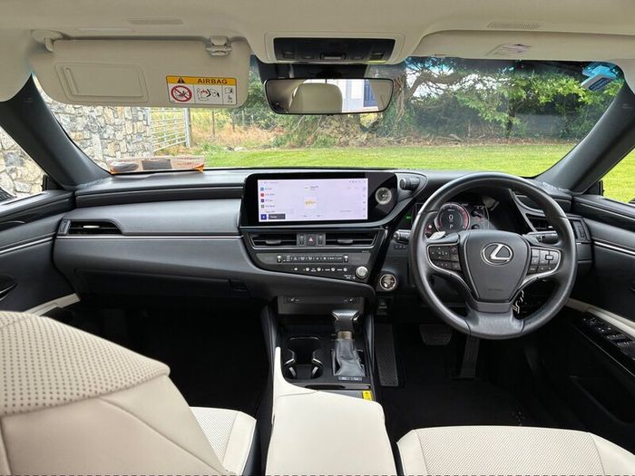 Lexus ES300h 2025