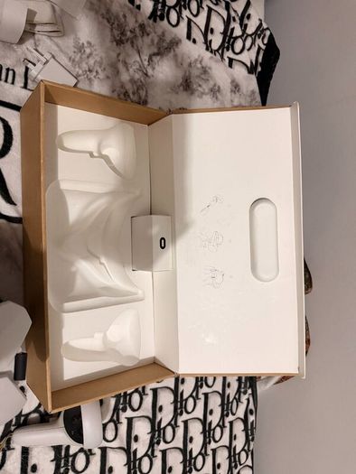 Meta Quest 2 128GB VR  Barely Used + Twist Strap