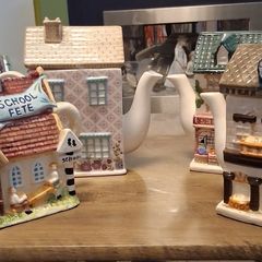 4 collectible teapots