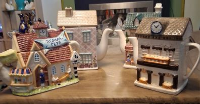 4 collectible teapots