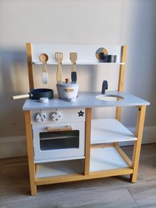 kids play kitchen