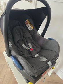 Maxi Cosi Pebble Car seat and Isofix Base