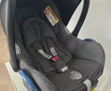 Maxi Cosi Pebble Car seat and Isofix Base