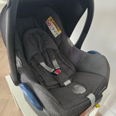 Maxi Cosi Pebble Car seat and Isofix Base