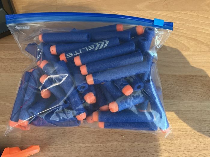 6 nerf guns, bullets and target