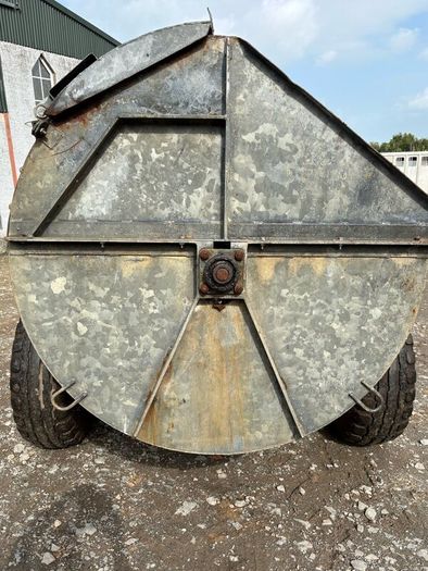 Muck spreader