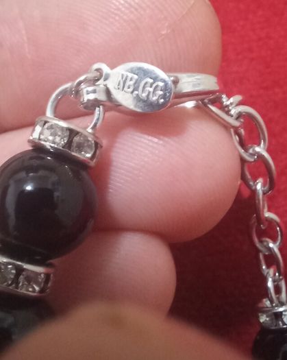 Vintage jewelry is sold individually for 5 to 10 euros