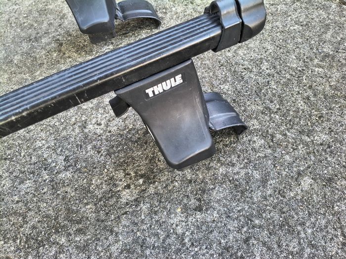 Thule roof bars / roof rack for Toyota Avensis mk2 (2003 - 2009)