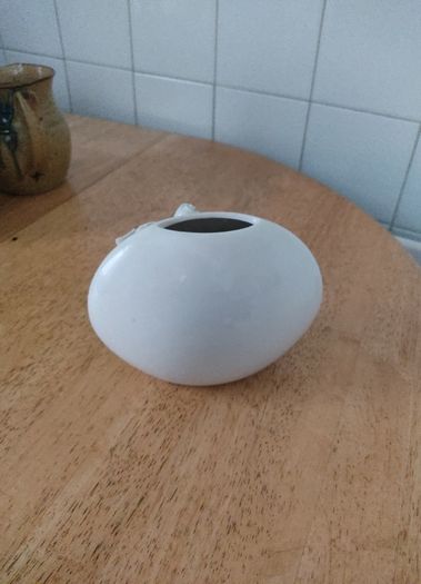 Unknown Vase in excellent condition with beautiful white roses