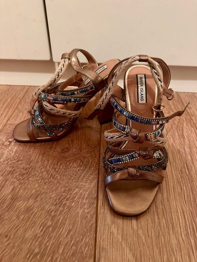 Shoes size 5
