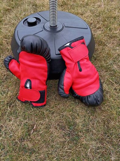 Freestanding boxing bag and boxing gloves