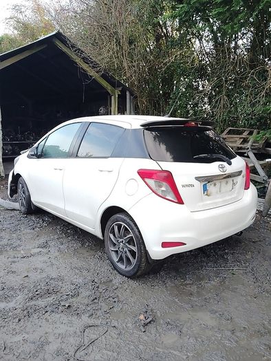 Breaking Toyota Yaris 2013 petrol