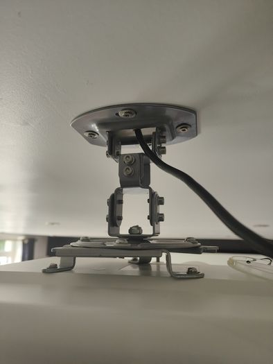 Projector ceiling mount