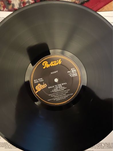 ACCEPT Balls to the wall original 1983 release with original lyric sheet vinyl record in near mint condition