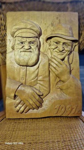 Sculptures, portraits made of wood.