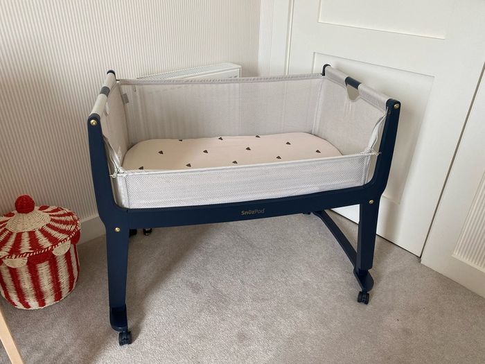 Bedside Crib (Snuzpod Studio) plus sheets