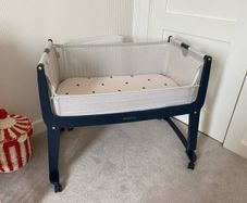 Bedside Crib (Snuzpod Studio) plus sheets