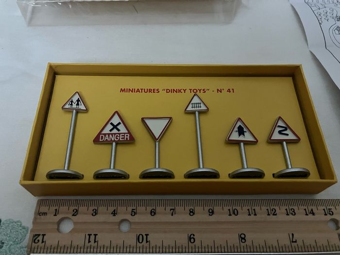 Dinky miniatures, Road signs. No.41. French text. MIN