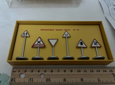 Dinky miniatures, Road signs. No.41. French text. MIN