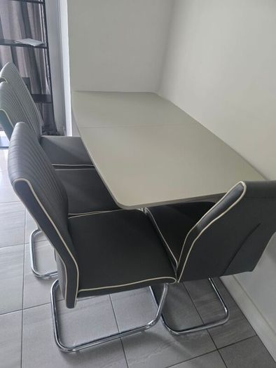 Extendable dining table