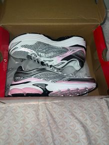 Women's sauconys