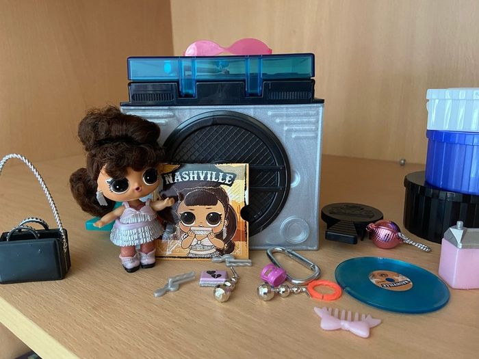 LOL DOLLS big and small include loads of accesories