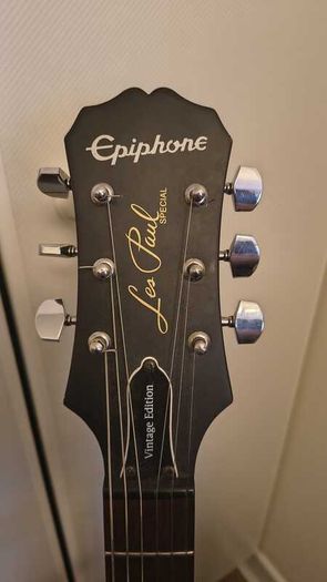 Gibson Epiphone Bundle: Les Paul Special Vintage Edition and Amp