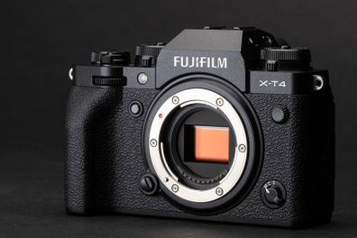 Fuji X-T4 XT4 APS-C 4k60p 10bit mirrorless camera body