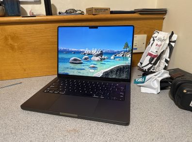 Macbook Pro M4 (24 RAM & 512 SSD)