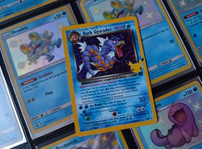 Dark Gyarados ! Holo Rare ! 25th Anniversary Issue ! from Celebrations Set ! 2021 ! Pokemon Card !