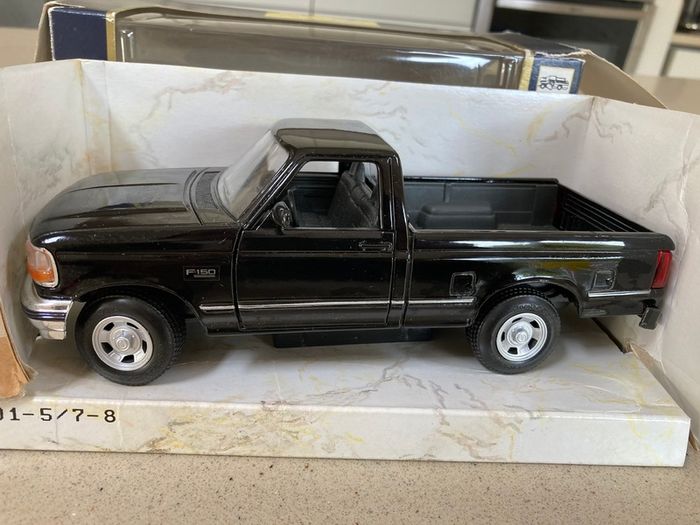 Ford F-150 Pickup Year 1993 Scale 1/25 Maisto