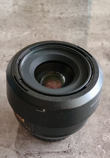 Nikon AF-S 35mm DX VR Nikkor 1:1.8G lens.