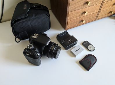 Canon Eos 600d + 35mm Prime Lens + Extras
