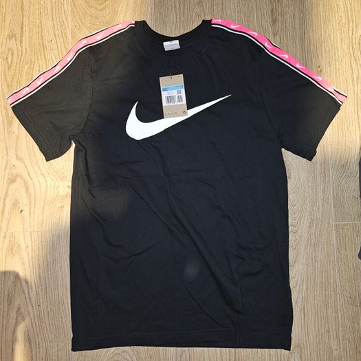 Nike Repeat Logo T-Shirt size: Medium