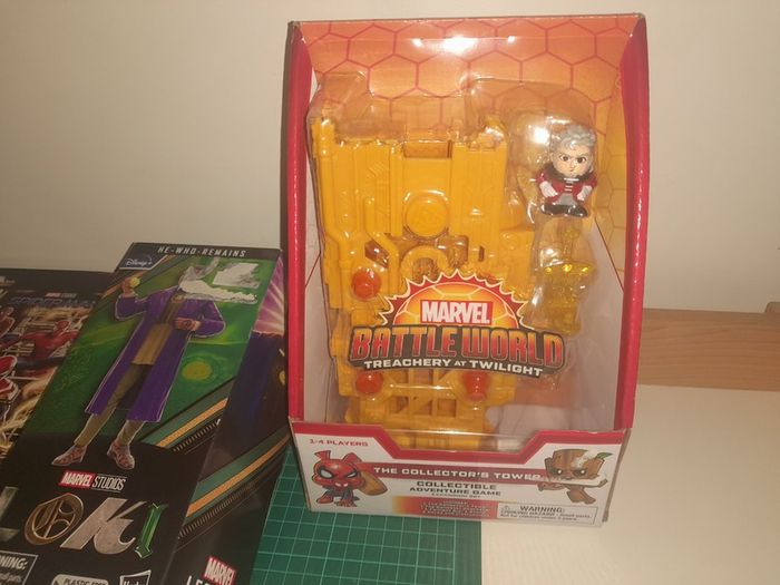 Marvel Figures and Game Set