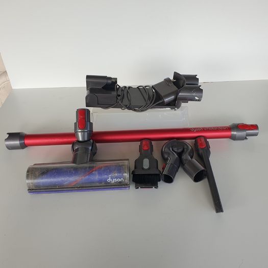 Dyson V7 total clean vacuum cleaner working
