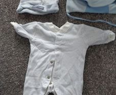 Newborn 0/3 hats  and body suit